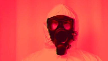 Gaz maskeli bir adam. Yanıp sönen kırmızı, enfeksiyon tehdidi. Beyaz tulumlu, kimyasal koruma altında bir adam. Kimyasal radyasyon kirliliği, kimyasal alarm. Çevresel kirlilik. Enfeksiyona karşı güvenli giysi.