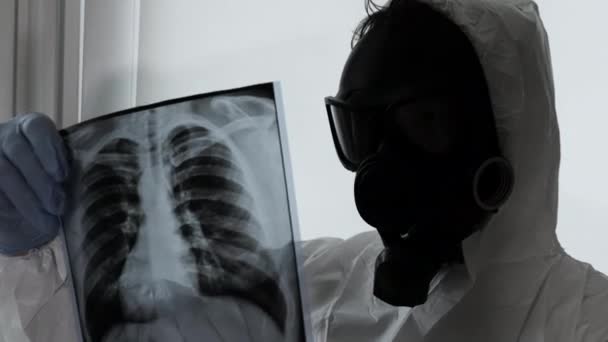 放射線の影響を受けた肺 呼吸路への化学的影響 ガスマスクと化学スーツの労働者が全体的に 結核疾患解析試験 — ストック動画