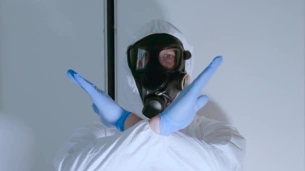 放射線防護 ガスマスクをした化学スーツの男 手を貸さないで 人差し指には意味がない 手のしぐさは言うな 環境は汚染されている — ストック動画
