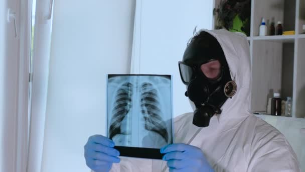 对呼吸道的辐射对肺X光的影响 一个戴防毒面具的化学防护工作者检查辐射损害 化学实验室 小梁增生症 — 图库视频影像