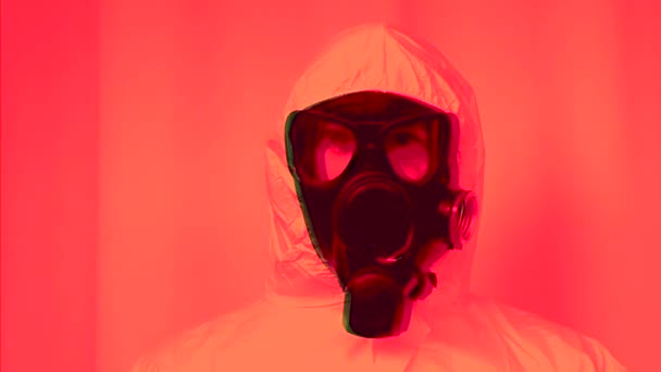 Uomo Con Una Maschera Antigas Rosso Sfarfallante Minaccia Infezione Uomo — Video Stock