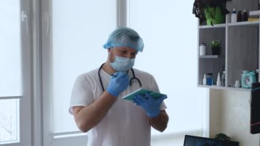 Doktor not defterine bir kalemle yazar. İşçi ofisindeki bir erkek doktor bir dergiye not tutuyor. Steteskop ve tıbbi maskeli doktor hastanede. Sağlık kavramı
