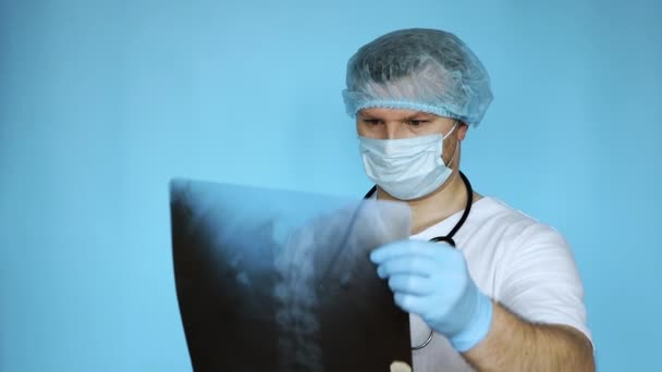 Médico Diagnostica Columna Vertebral Las Manos Con Una Radiografía Columna — Vídeos de Stock