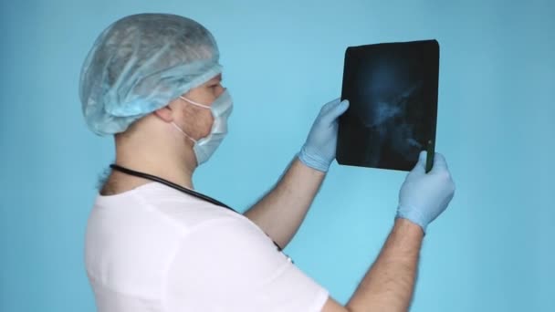 Agy Röntgenje Orvos Kezében Kórházban Egy Orvos Kórházban Egyenruha Egy — Stock videók