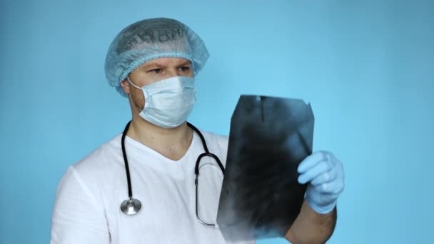 Traumatólogo Con Uniforme Médico Hospital Analiza Una Radiografía Las Costillas — Vídeos de Stock