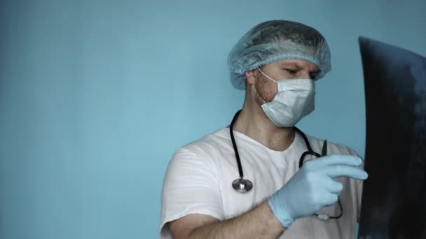 Médico Cirurgião Diagnostica Coluna Vertebral Nas Mãos Com Raio Coluna — Vídeo de Stock