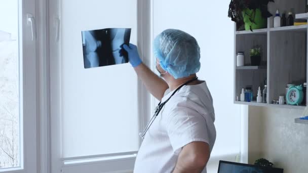 Médico Uniforme Médico Traumatólogo Oficina Con Una Radiografía Rodilla Hombre — Vídeo de stock