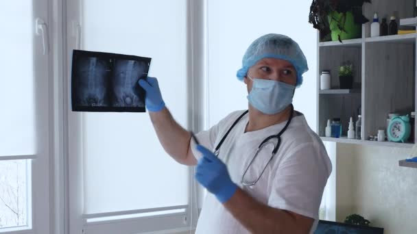 Calculus Ureter Ray Doctor Hands Doctor Urologist Analyzes Ray Human — Stock Video