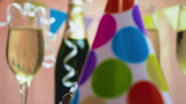  Doğum günü kartpostalı. Doğum günün kutlu olsun. Mumlu kek. Bir şişe şampanya ve bardakla yıldönümü. Dekorasyon doğumlu güzel bir arkaplan