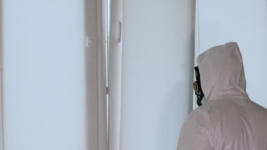 Gaz maskeli bir adam, dışarıdaki çevre kirliliği, sokaktaki zehirli emisyonlar, koruyucu kimyasal giysili bir adam. Atomik radyoaktif saldırı