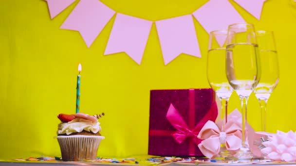 一个女孩的出生日期 背景恭喜你来杯香槟粉红弓配礼品盒 结婚周年纪念日视频明信片 — 图库视频影像