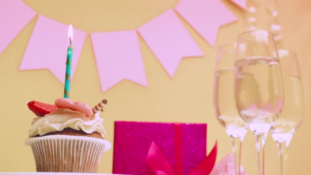 Geburtsdatum Für Ein Mädchen Kuchen Mit Kerzen Hintergrundgratulationen Mit Champagner — Stockvideo