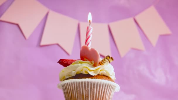 生年月日マフィンプリン ケーキはろうそくから回っている 背景少女や女性のためのお祝い 記念日だ お祭り騒ぎ — ストック動画
