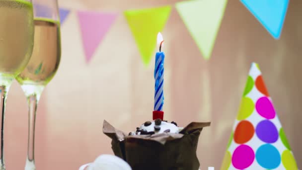 Дата Рождения Открытки Днем Рождения Торт Свечами Юбилей Бутылкой Шампанского — стоковое видео