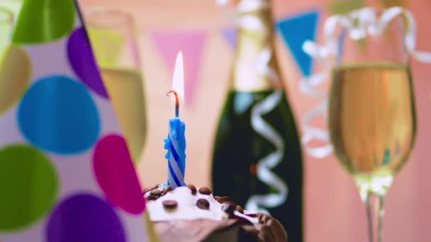 Дата Рождения Открытки Днем Рождения Торт Свечами Юбилей Бутылкой Шампанского — стоковое видео