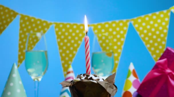 Születési Idő Ünnepélyes Csokitortát Égő Gyertyákkal Háttér Gratulálok Boldog Születésnapot — Stock videók