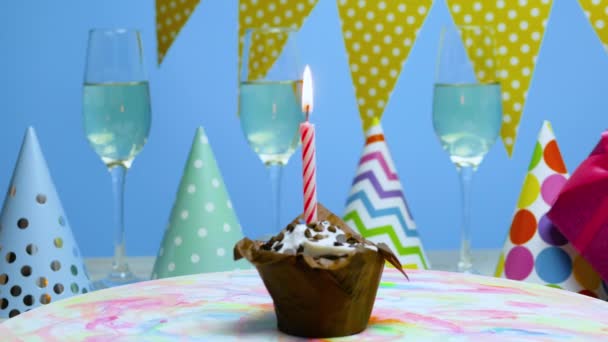 Fecha Nacimiento Solemne Pastel Chocolate Con Velas Encendidas Fondo Felicitación — Vídeo de stock