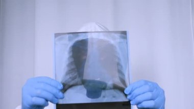 Gaz maskeli kimyasal koruyucu giysili bir adam röntgende turbeküloz hastası radyasyona karşı giysi giymiş bir adam. Laboratuvarda araştırma. Solunum yolu enfeksiyonu.