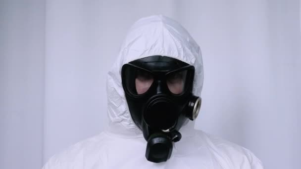 Gaz Maskeli Bir Adamın Portresi Radyasyona Maruz Kalma Riski Beyaz — Stok video