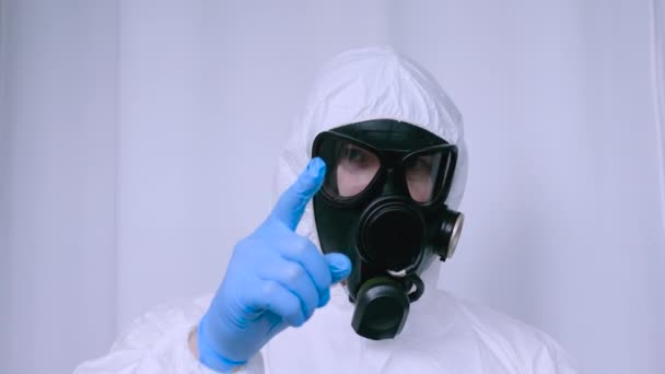 Mężczyzna Chemicznym Kombinezonie Ochronnym Maską Przeciwgazową Wskazującą Kogoś Palcem Wskazującym — Wideo stockowe