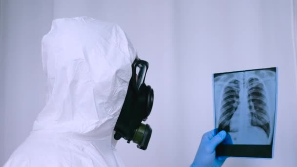Mężczyzna Chemicznym Kombinezonie Ochronnym Maską Gazową Choroba Turbekulozy Rentgenie Mężczyzna — Wideo stockowe