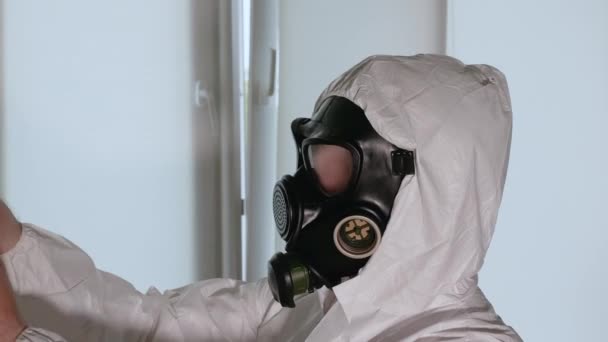 实验室 一个戴着防毒面具的人 一个化学工作者 一个消除辐射的人 在室外释放化学品 — 图库视频影像