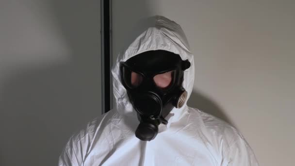 Portrét Muže Chemické Ochraně Muže Plynové Masce Bílých Kombinézách Uvolnění — Stock video