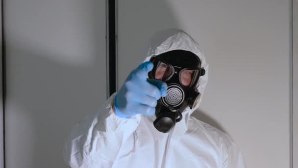 Protección Radiológica Hombre Con Traje Químico Máscara Gas Apunta Con — Vídeos de Stock