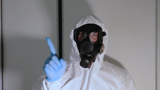 Strahlenschutz Ein Mann Chemieanzug Mit Gasmaske Zeigen Sie Mit Dem — Stockvideo