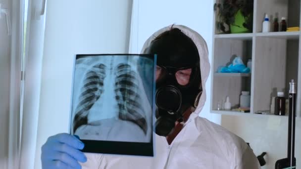 Laboratuvarda Röntgende Akciğerlere Radyoaktif Hasar Gaz Maskeli Bir Işçi Radyasyon — Stok video