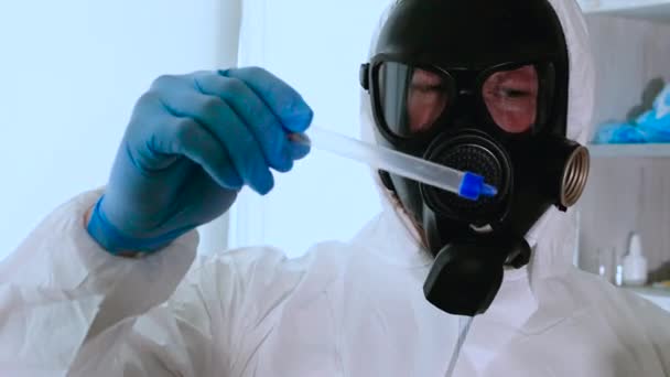 Laboratoriet Man Overall Med Gasmask Kemisk Arbetare Eliminering Strålning Utsläpp — Stockvideo