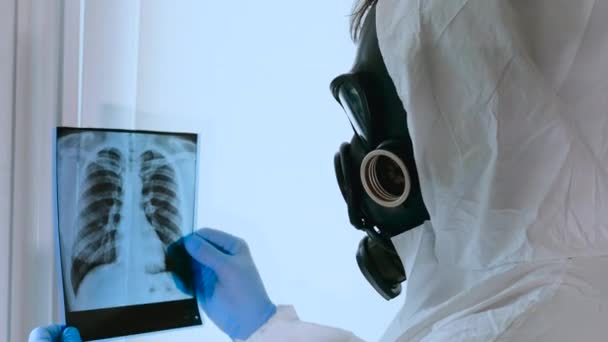 Радиоактивное Повреждение Легких Рентгене Лаборатории Работник Химической Защите Комбинезоне Противогазе — стоковое видео
