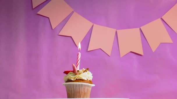 Födelsedatum Muffinspudding Skivtallriken Tårtan Snurrar Från Ljusen Bakgrund Grattis Till — Stockvideo