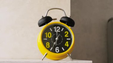 Eli olan bir adam sabahın köründe çalar saati kapatır. Alarmlı bir saatle sabah oldu. Kalkmak için geri sayım gerekiyor. Çalar saat sabah çalar. Erken uyanma kavramı.