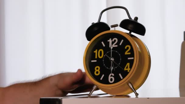 사람이 손으로 시계를 침대에서 사람을 깨우고 6시에 시계를 일어날 때입니다 — 비디오