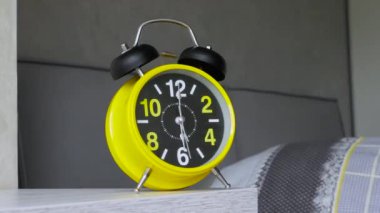 Alarmlı saat, yatakta uyuyan bir adamı uyandırır, sabahın altısında çalar saati çalar, bir adam yatakta uyanır. Adam yüksek sesli alarmı kapatıyor. Günaydın, kalk yataktan..