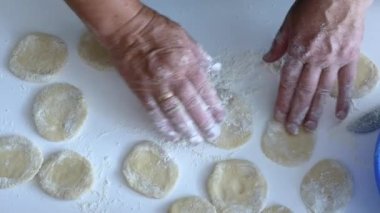 Kirazlı hamur köftesi yapan kadın, mutfakta buğday unundan yemek pişiren kadın, yaşam tarzı. Hamurdan hamur köftesi heykeli yap. Ev yemeği konsepti.