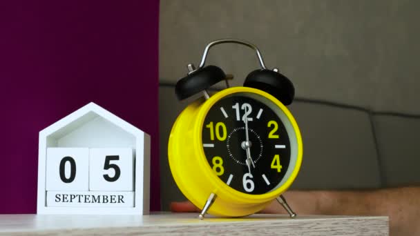 시계는 침대에서 사람을 깨운다 레트로 시계는 소리로 손으로 아침에 시계를 — 비디오