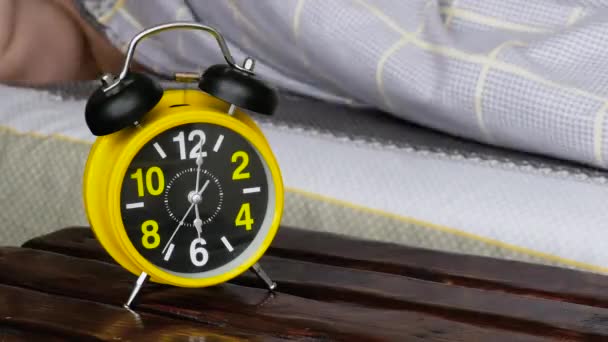Jam Alarm Membangunkan Seorang Pria Tidur Tempat Tidur Jam Alarm — Stok Video