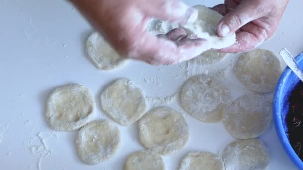 Kvinna Skulptera Dumplings Med Körsbär Matlagning Mat Köket Från Naturligt — Stockvideo