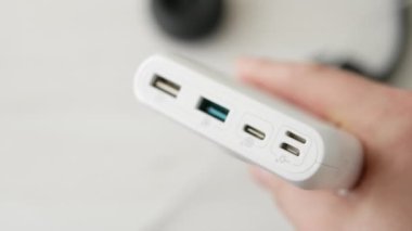  Bir akıllı telefonu C tipi bir USB çıkışı ile şarj ederken, bir kişi akıllı telefonu bir kabloyla şarj eder. USB bağlantısını şarj güç bankasına tak.