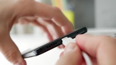 Bir akıllı telefonu C tipi USB çıkışı ile şarj etmek, bir kişi akıllı telefonu hızlı şarj olan bir kabloyla şarj eder. USB bağlantısını telefonunuza takın