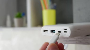 Bir akıllı telefonu C tipi USB çıkışı ile şarj etmek, bir kişi akıllı telefonu kabloyla şarj eder. USB bağlantısını şarj güç bankasına tak