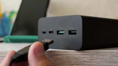 Hızla şarj olmak, USB tip C çıkışlı akıllı telefon, ince akıllı telefonu kabloyla şarj etmek. USB konnektörünü tak.