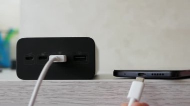 Bir akıllı telefonu C tipi USB çıkışı ile şarj etmek, bir kişi akıllı telefonu hızlı şarj olan bir kabloyla şarj eder. USB bağlantısını telefonunuza takın