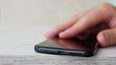 Hızla şarj olmak, USB tip C çıkışlı akıllı telefon, ince akıllı telefonu kabloyla şarj etmek. USB konnektörünü tak