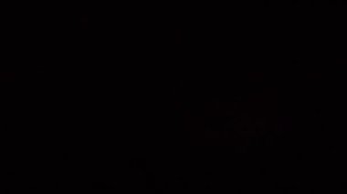 Geceleri gökyüzünde şimşek çakıyor. İklim değişiyor, güçlü şimşekler çakıyor, siyah arka planda bir parıltı. Pencere dışında güçlü bir fırtına var