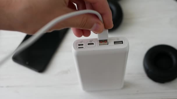 Vue Dessus Batterie Externe Powerbank Charge Smartphone Une Personne Charge — Video