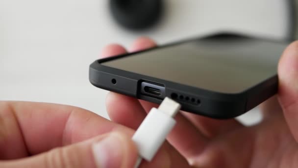 Charger Smartphone Avec Une Sortie Usb Type Une Personne Charge — Video