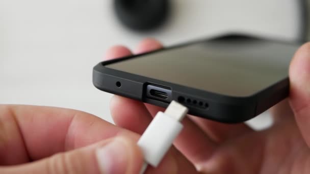 Χρεώνοντας Ένα Smartphone Έξοδο Usb Type Ένα Άτομο Χρεώνει Ένα — Αρχείο Βίντεο